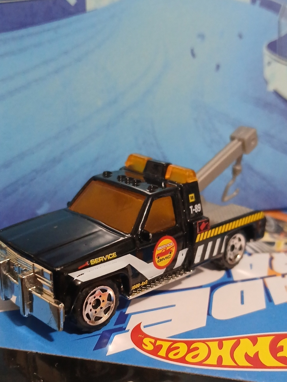 Matchbox "87 GMC Wrecker Black Tow Truck - Service 1/64